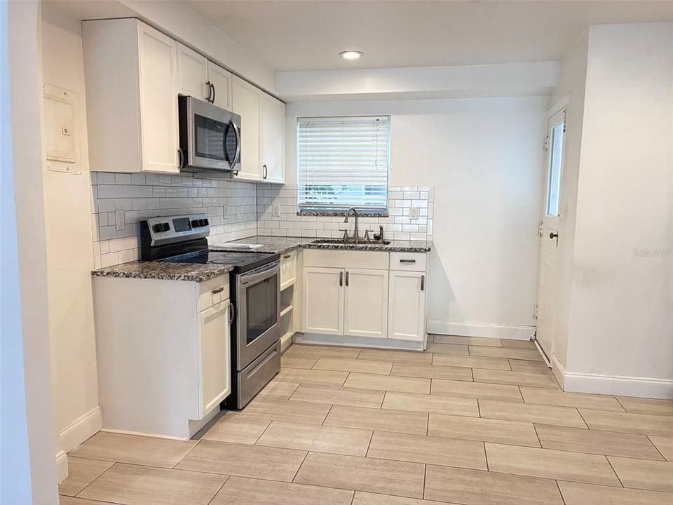 Под контрактом: $1,580 (2 спален, 1 ванн, 760 Квадратных фут)