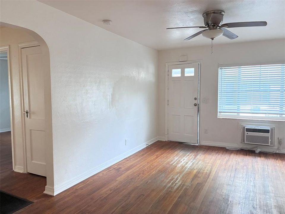 Под контрактом: $1,580 (2 спален, 1 ванн, 760 Квадратных фут)