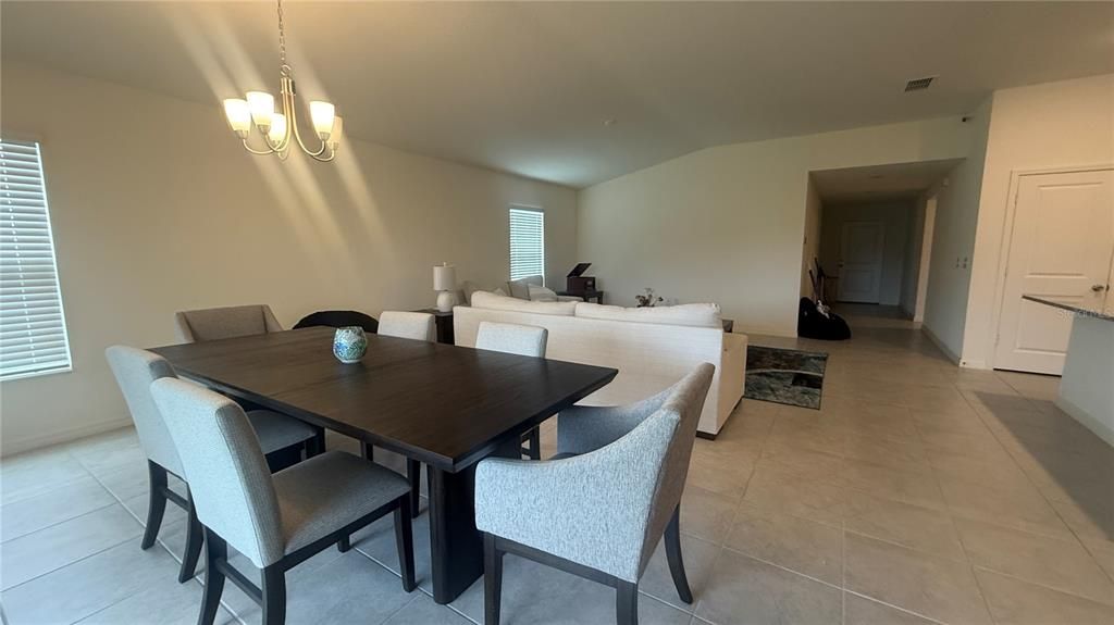 出租: $2,100 (3 贝兹, 2 浴室, 2025 平方英尺)