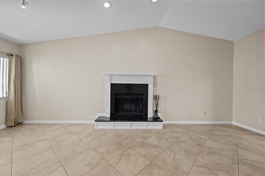 For Sale: $290,000 (2 beds, 2 baths, 1312 Square Feet)