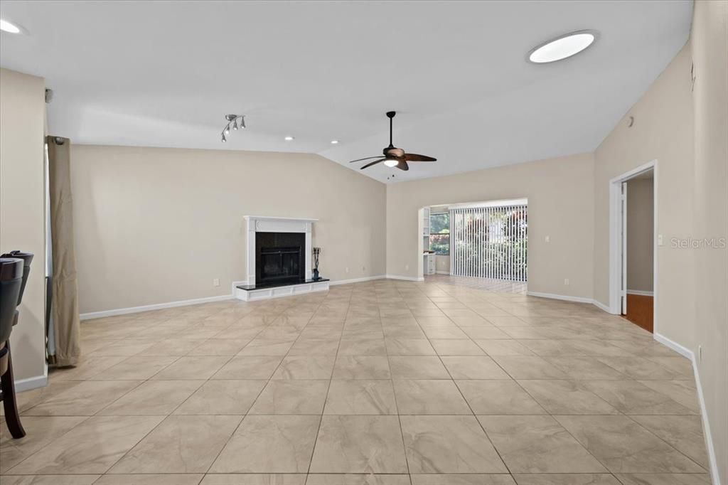 For Sale: $290,000 (2 beds, 2 baths, 1312 Square Feet)