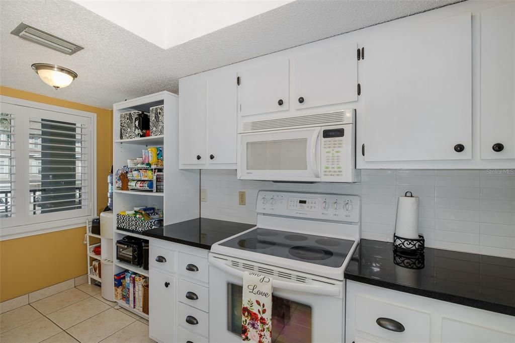 For Sale: $179,900 (2 beds, 2 baths, 1025 Square Feet)