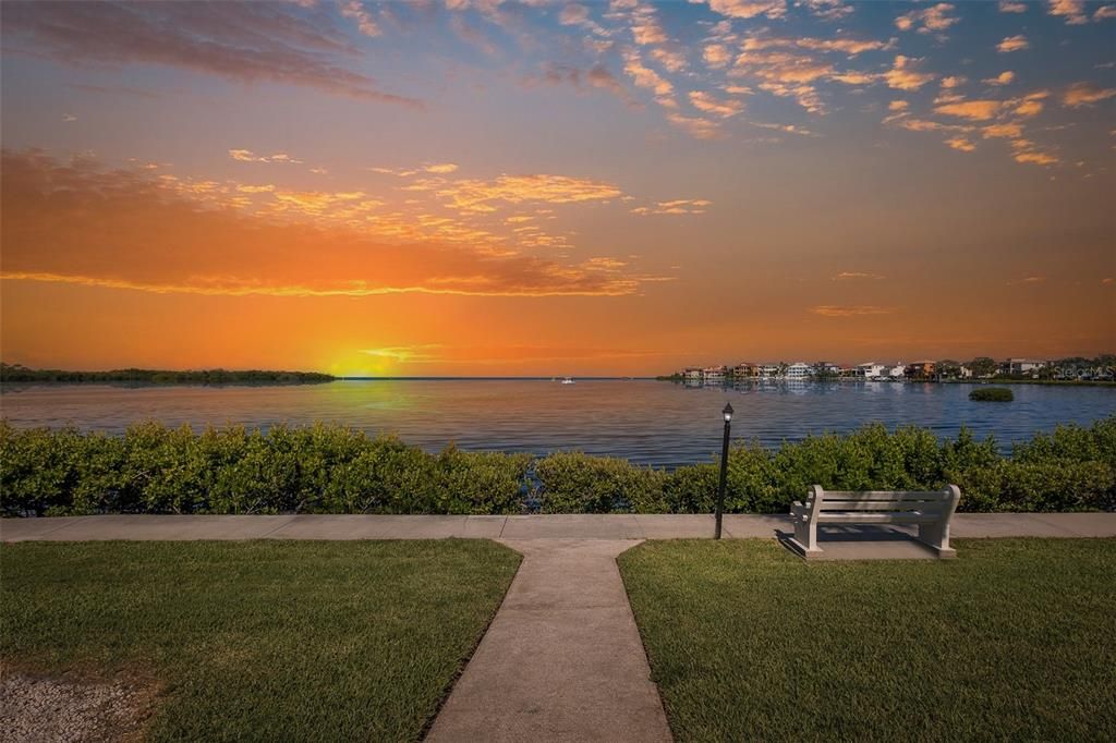 For Sale: $179,900 (2 beds, 2 baths, 1025 Square Feet)