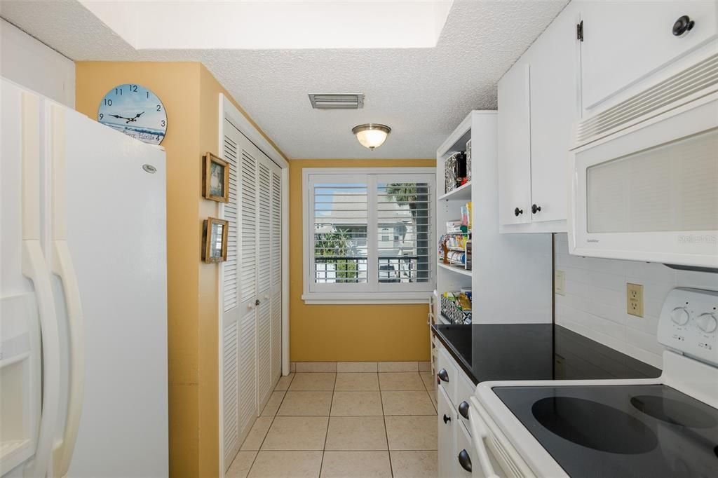 For Sale: $179,900 (2 beds, 2 baths, 1025 Square Feet)