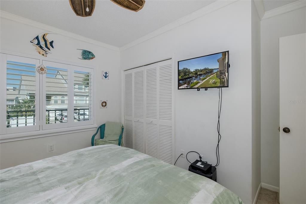 For Sale: $179,900 (2 beds, 2 baths, 1025 Square Feet)