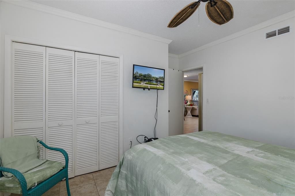 For Sale: $179,900 (2 beds, 2 baths, 1025 Square Feet)