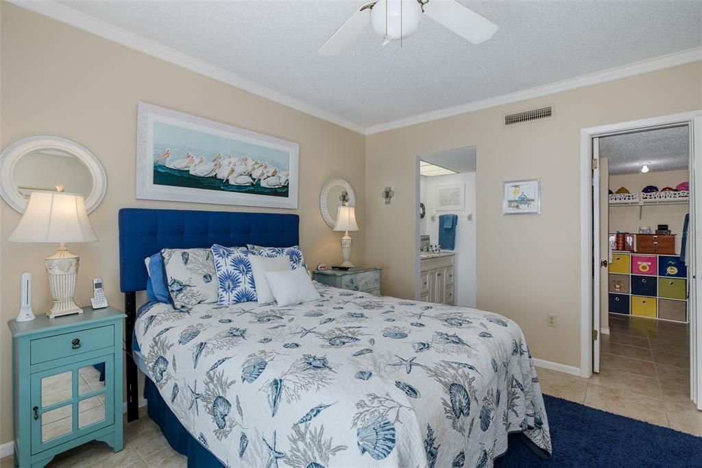 For Sale: $179,900 (2 beds, 2 baths, 1025 Square Feet)