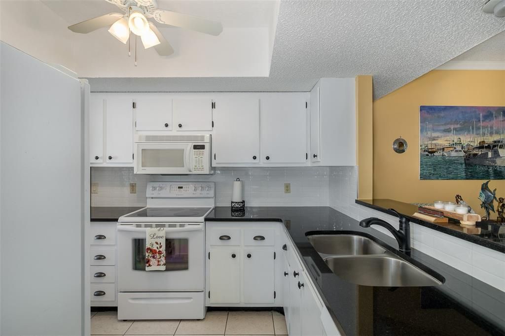 For Sale: $179,900 (2 beds, 2 baths, 1025 Square Feet)