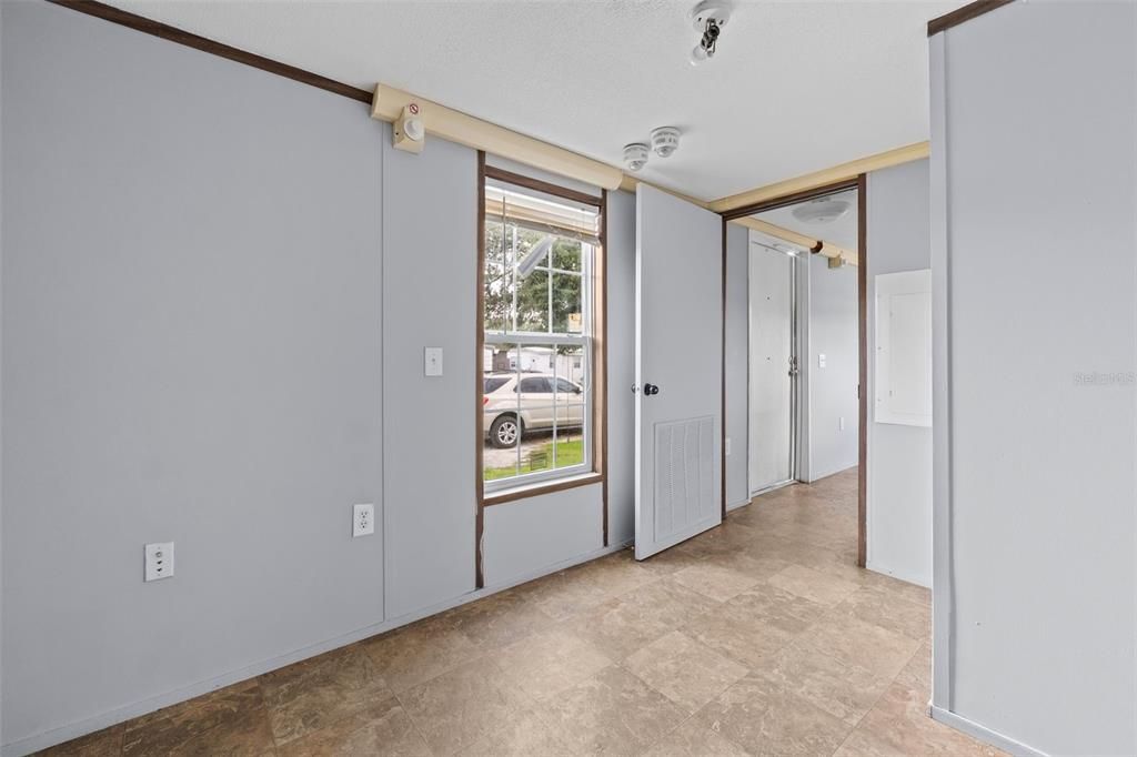 出租: $925 (1 贝兹, 1 浴室, 564 平方英尺)