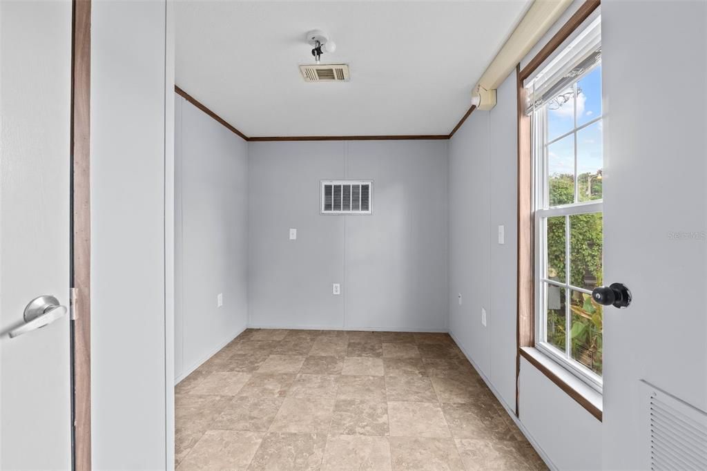 出租: $925 (1 贝兹, 1 浴室, 564 平方英尺)