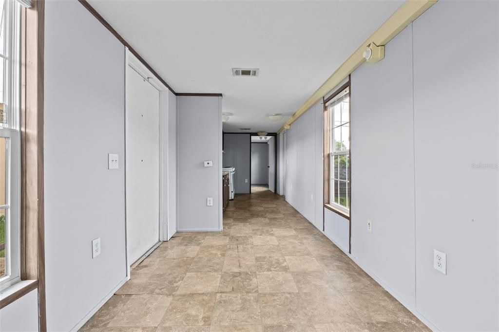 出租: $925 (1 贝兹, 1 浴室, 564 平方英尺)