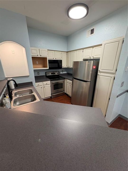 For Rent: $1,600 (2 beds, 1 baths, 1035 Square Feet)