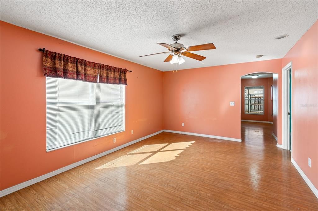 En Venta: $299,000 (4 camas, 2 baños, 1397 Pies cuadrados)