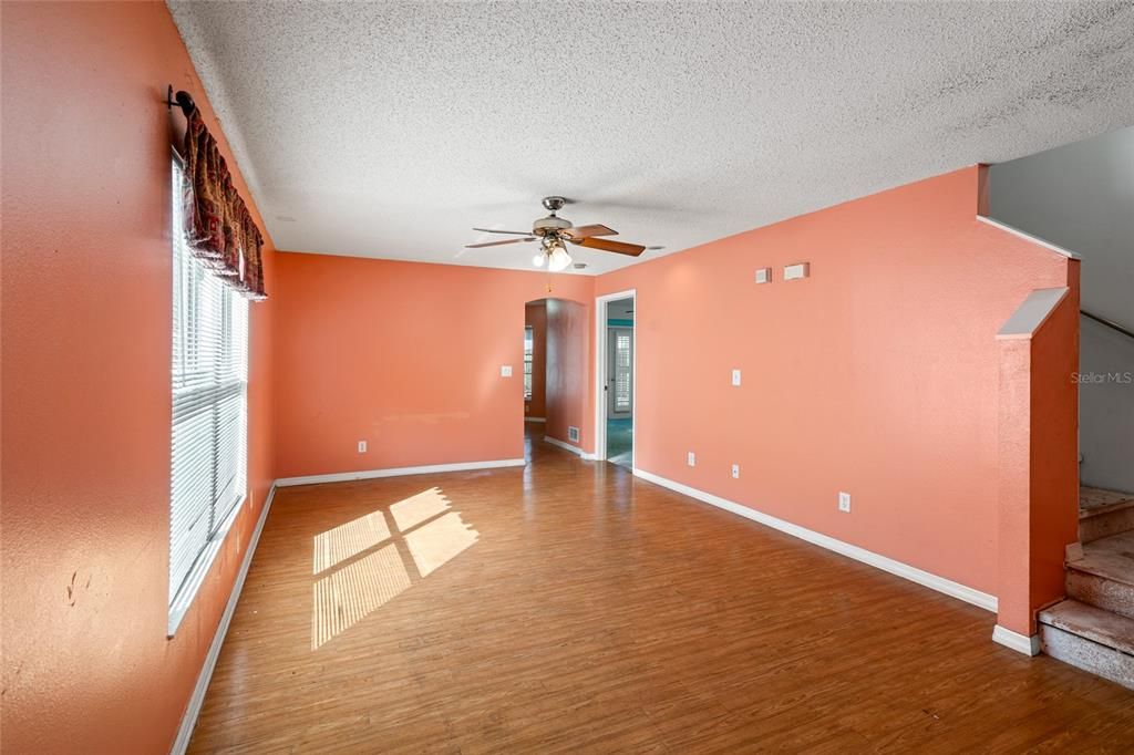 En Venta: $299,000 (4 camas, 2 baños, 1397 Pies cuadrados)