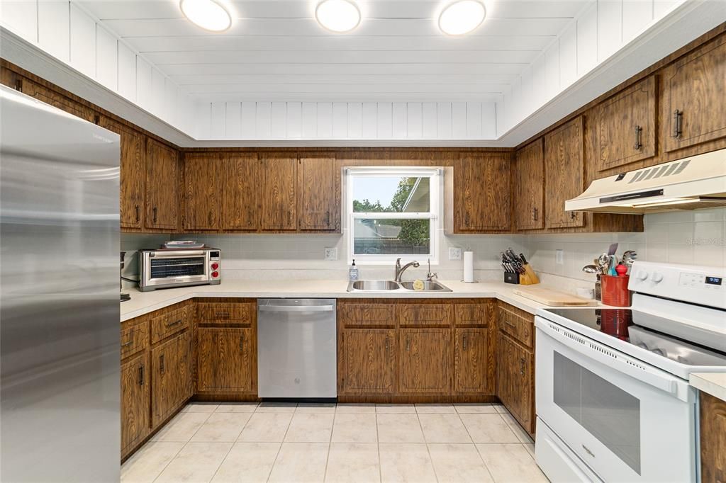 Active With Contract: $339,900 (3 beds, 2 baths, 1748 Square Feet)