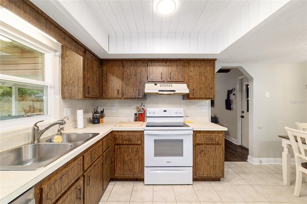 Active With Contract: $339,900 (3 beds, 2 baths, 1748 Square Feet)