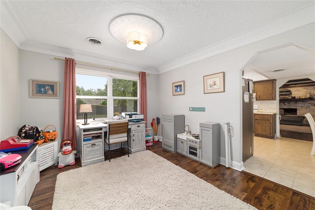 Active With Contract: $339,900 (3 beds, 2 baths, 1748 Square Feet)