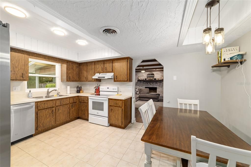 Active With Contract: $339,900 (3 beds, 2 baths, 1748 Square Feet)