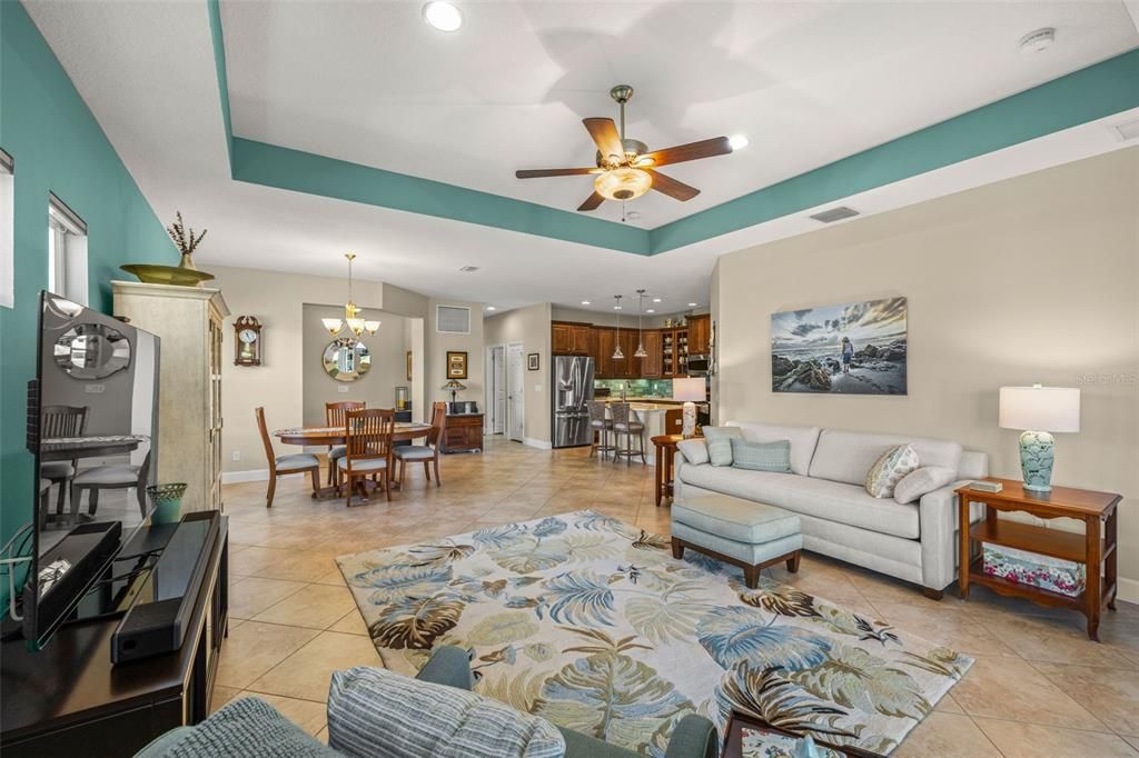 合同活跃: $374,900 (2 贝兹, 2 浴室, 1982 平方英尺)