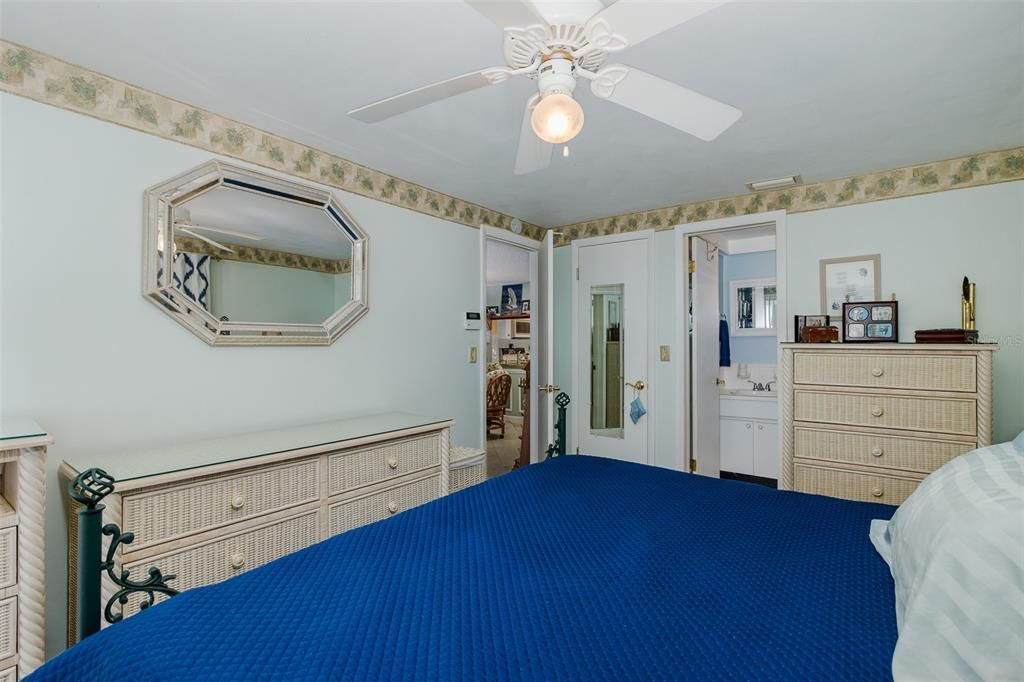 For Sale: $137,000 (2 beds, 2 baths, 888 Square Feet)