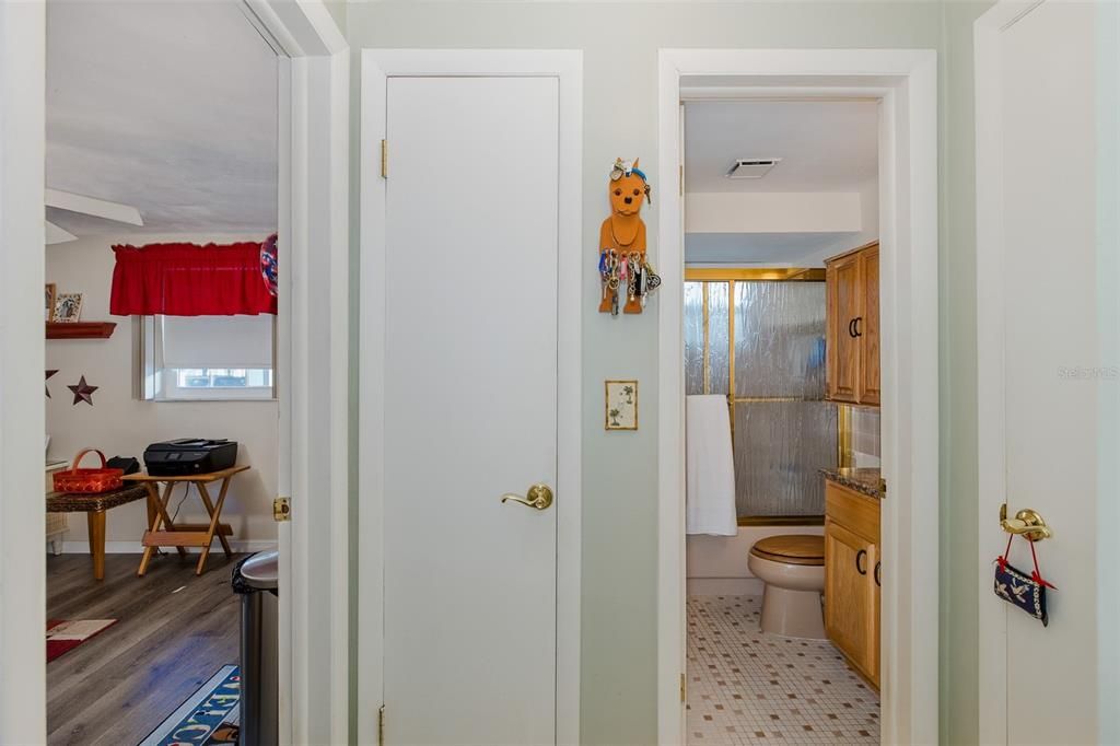 For Sale: $137,000 (2 beds, 2 baths, 888 Square Feet)