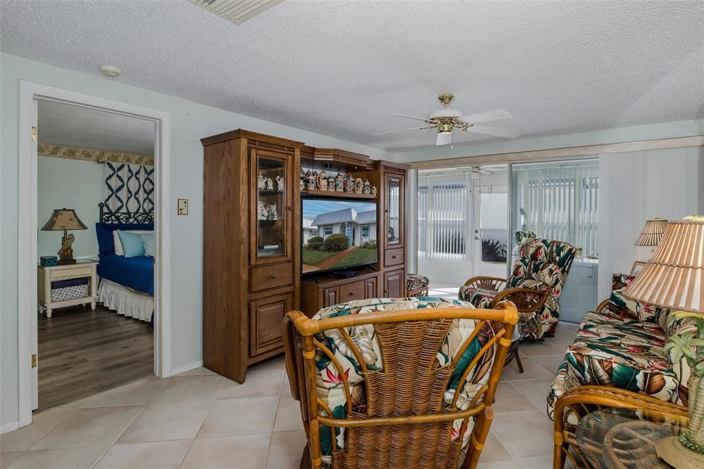 For Sale: $137,000 (2 beds, 2 baths, 888 Square Feet)