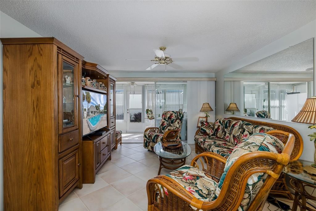 For Sale: $137,000 (2 beds, 2 baths, 888 Square Feet)