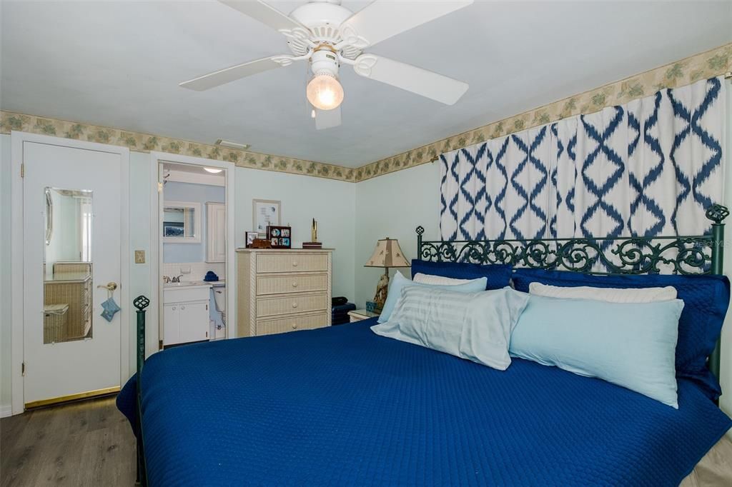 For Sale: $137,000 (2 beds, 2 baths, 888 Square Feet)