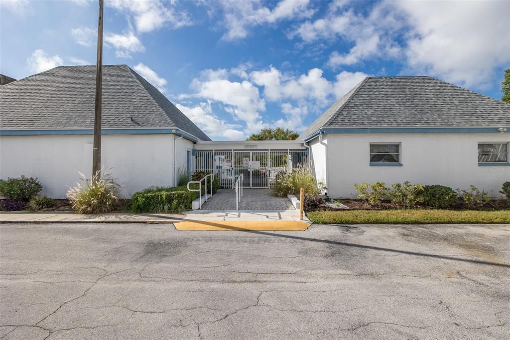 For Sale: $137,000 (2 beds, 2 baths, 888 Square Feet)