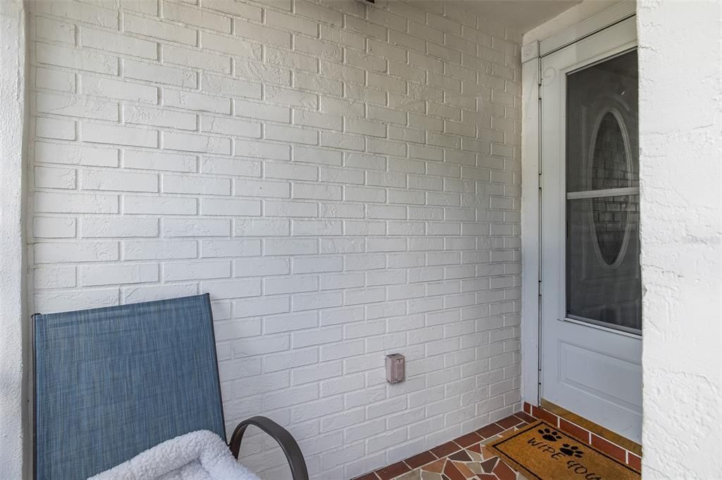 For Sale: $137,000 (2 beds, 2 baths, 888 Square Feet)