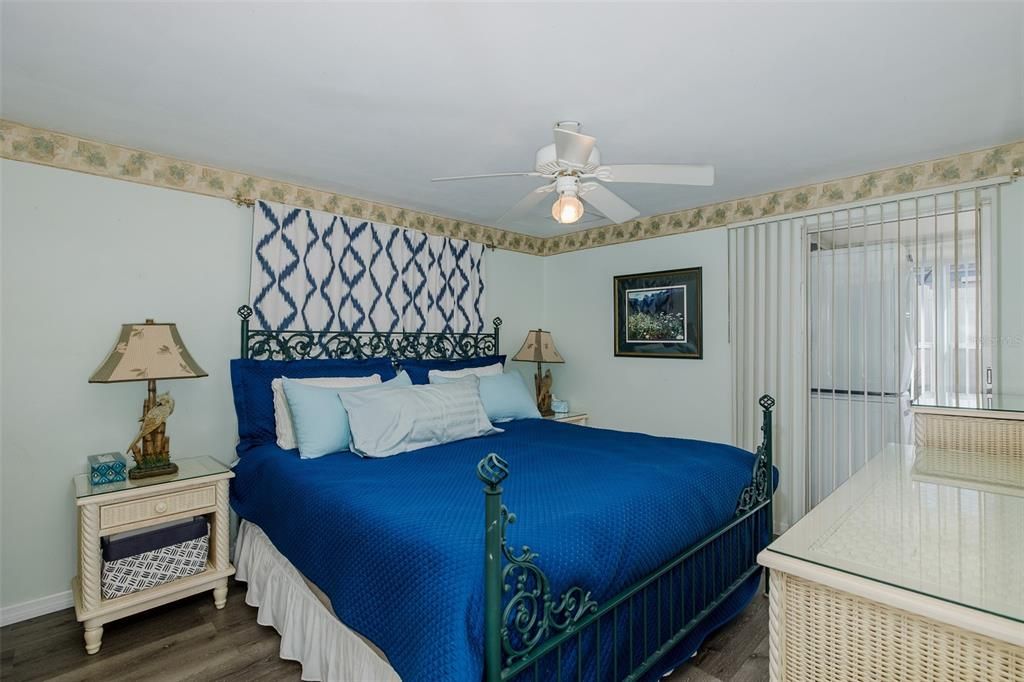 For Sale: $137,000 (2 beds, 2 baths, 888 Square Feet)