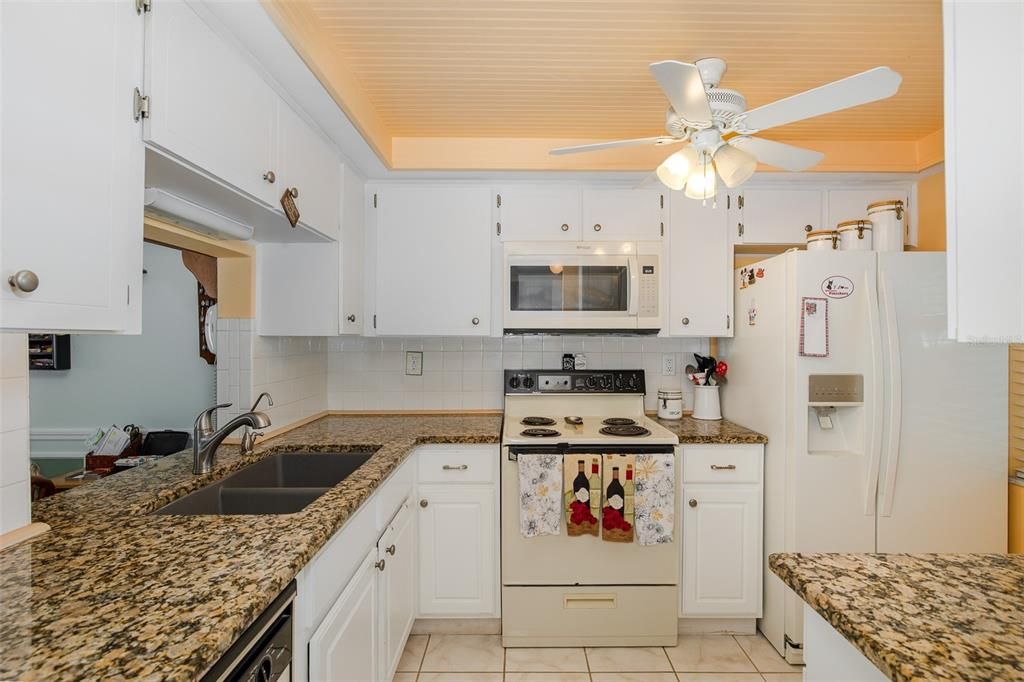For Sale: $137,000 (2 beds, 2 baths, 888 Square Feet)