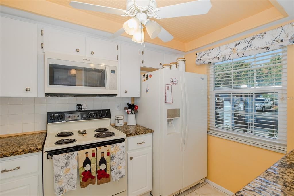 For Sale: $137,000 (2 beds, 2 baths, 888 Square Feet)