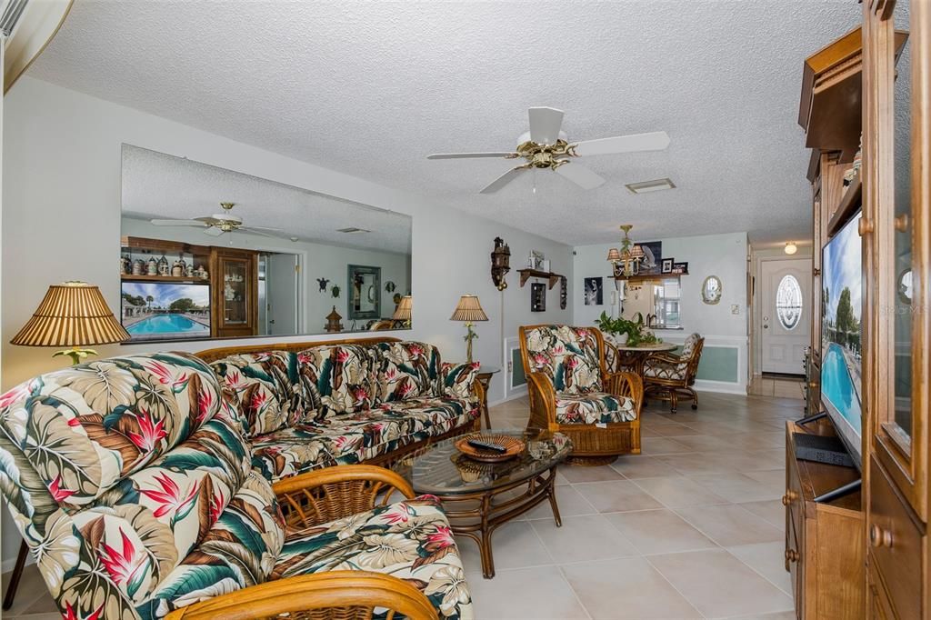 For Sale: $137,000 (2 beds, 2 baths, 888 Square Feet)