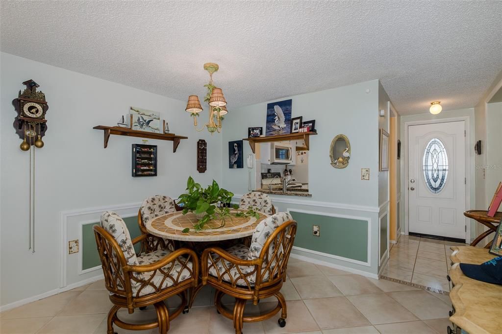 For Sale: $137,000 (2 beds, 2 baths, 888 Square Feet)