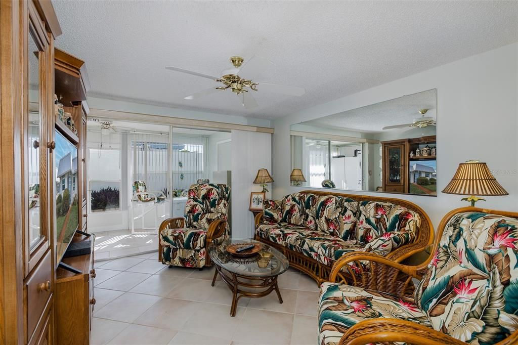 For Sale: $137,000 (2 beds, 2 baths, 888 Square Feet)