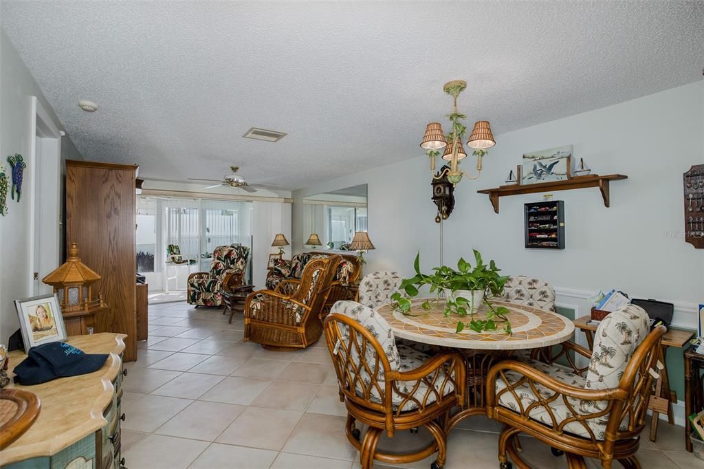 For Sale: $137,000 (2 beds, 2 baths, 888 Square Feet)