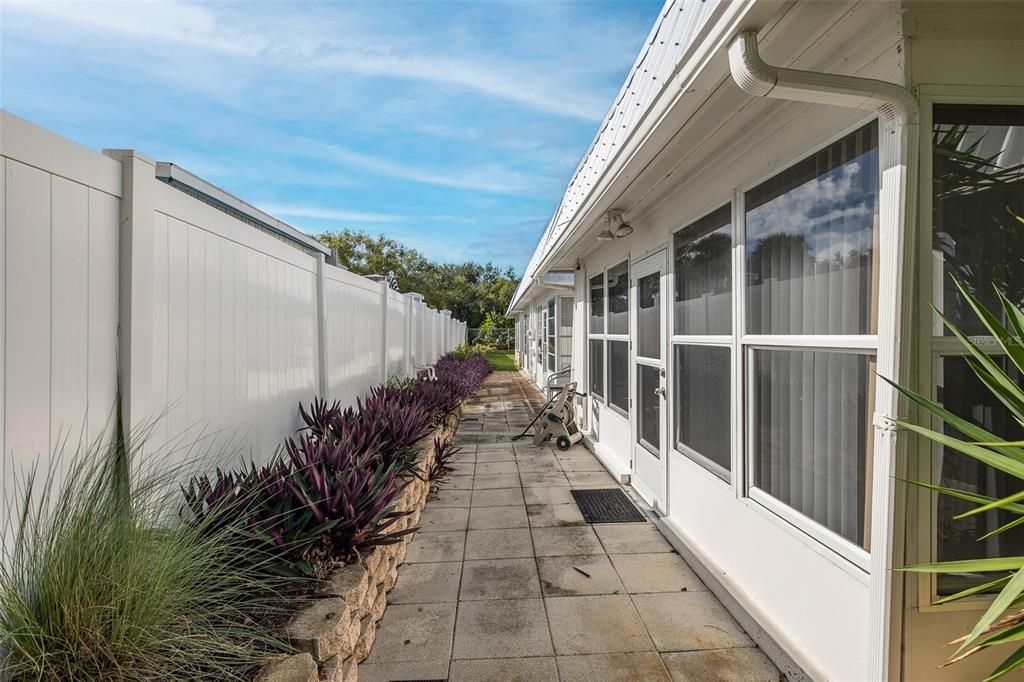 For Sale: $137,000 (2 beds, 2 baths, 888 Square Feet)