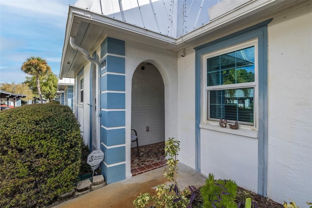 For Sale: $137,000 (2 beds, 2 baths, 888 Square Feet)