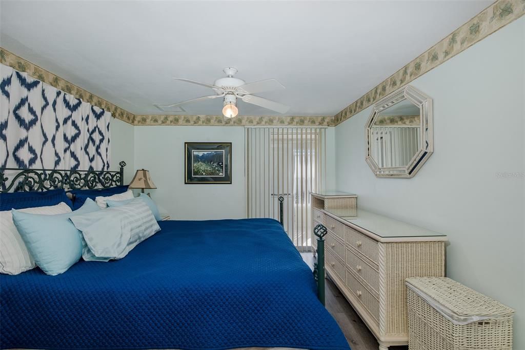 For Sale: $137,000 (2 beds, 2 baths, 888 Square Feet)