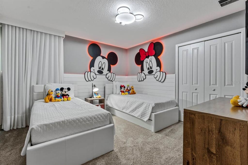 待售: $1,200,000 (8 贝兹, 5 浴室, 4289 平方英尺)