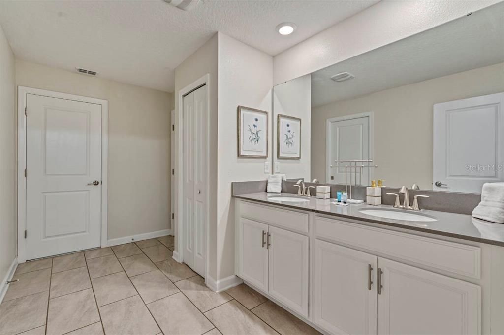 待售: $1,200,000 (8 贝兹, 5 浴室, 4289 平方英尺)