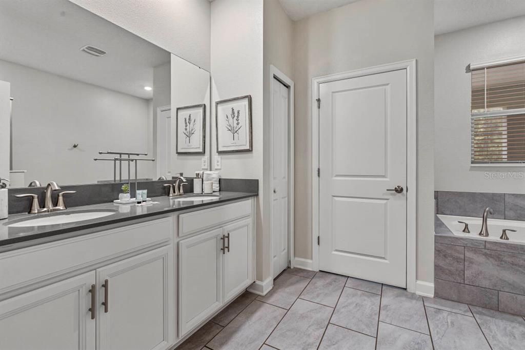 待售: $1,200,000 (8 贝兹, 5 浴室, 4289 平方英尺)