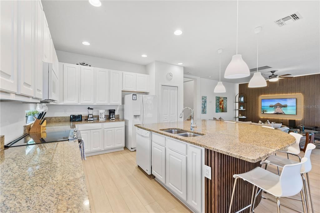 На продажу: $676,999 (6 спален, 6 ванн, 3451 Квадратных фут)