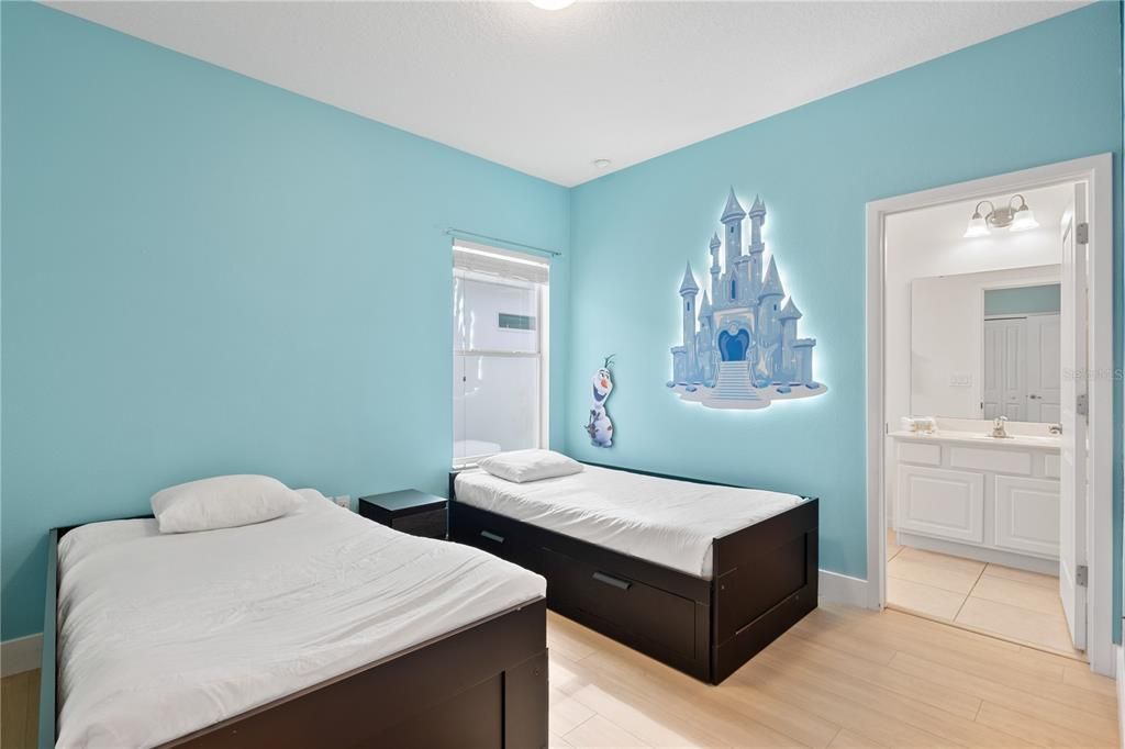 На продажу: $676,999 (6 спален, 6 ванн, 3451 Квадратных фут)