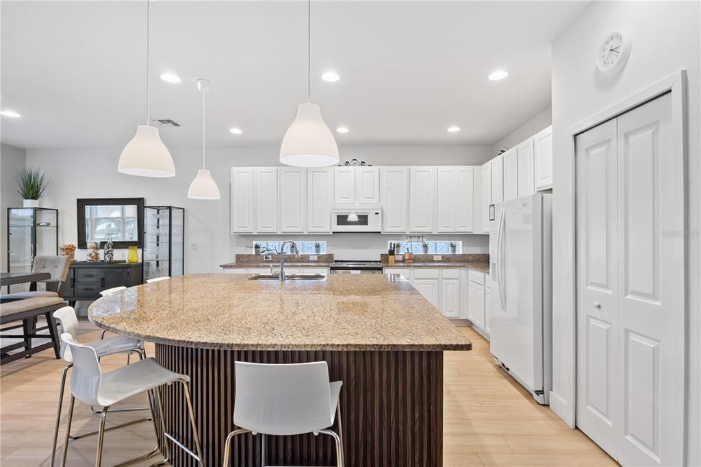 На продажу: $676,999 (6 спален, 6 ванн, 3451 Квадратных фут)