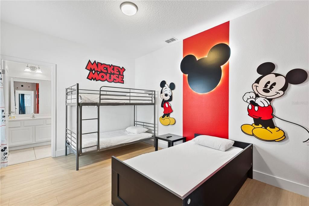 На продажу: $676,999 (6 спален, 6 ванн, 3451 Квадратных фут)