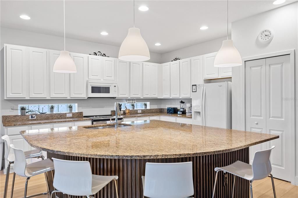 На продажу: $676,999 (6 спален, 6 ванн, 3451 Квадратных фут)