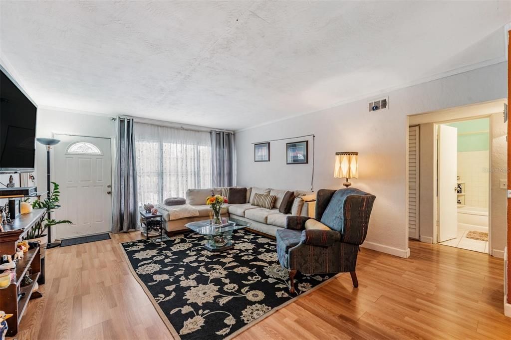 For Sale: $119,000 (2 beds, 1 baths, 875 Square Feet)