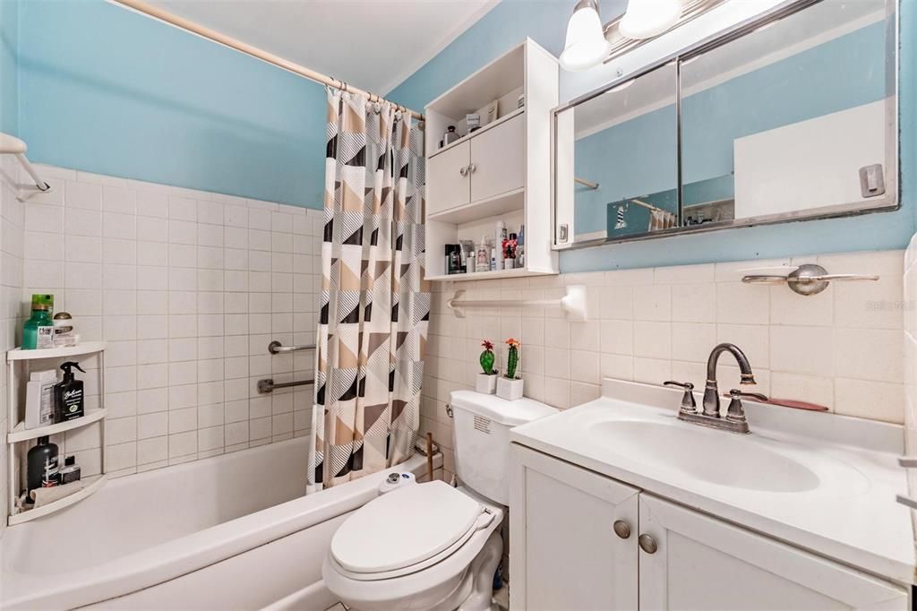 For Sale: $119,000 (2 beds, 1 baths, 875 Square Feet)